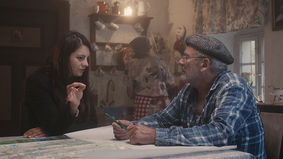 Kadr z filmu "Skarb". Krysia (główna bohaterka) rozmawia z ojcem.