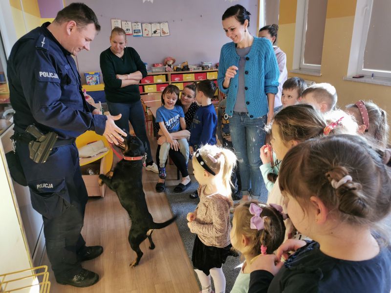 Policjanci z wizytą u przedszkolaków w Marciszowie