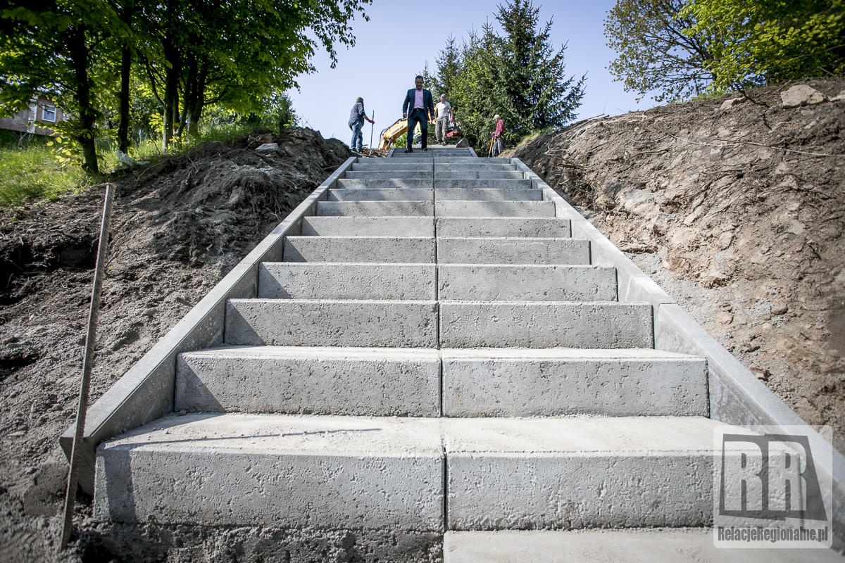 Trwa budowa schodów w Ciechanowicach