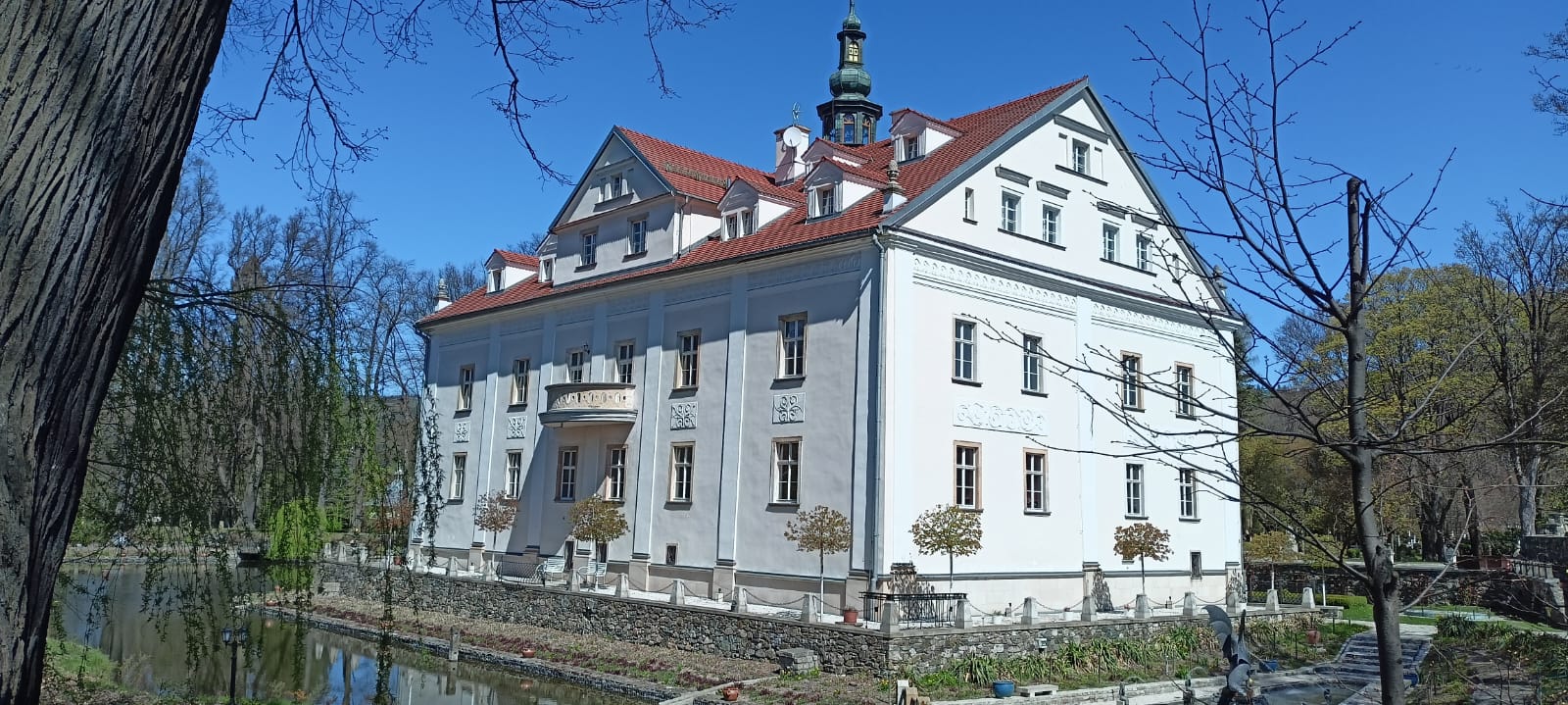 Pałac Ciechanowice w majowej odsłonie
